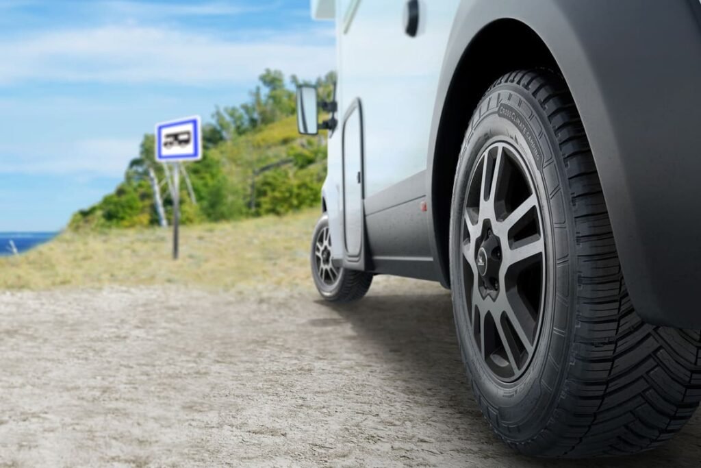 Vista de un neumático Michelin CrossClimate Camping montado en una autocaravana