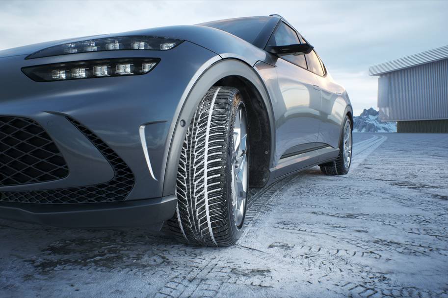 Vista de neumático Hankook iON winter montado en un coche sobre la nieve