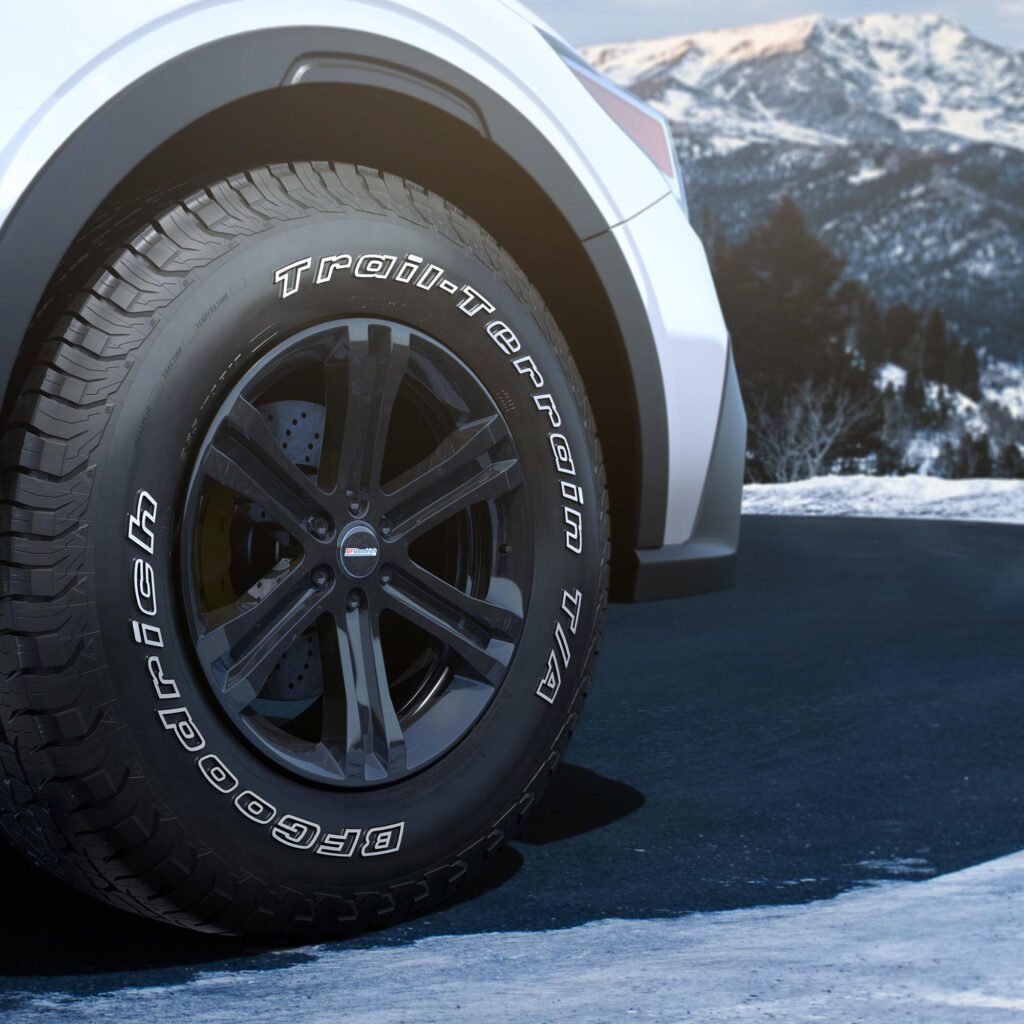 El neumático BFGoodrich Trail Terrain T/A en letras de relieve aparece montado en una SUV