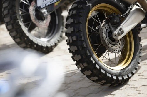 Vista de un neumático Dunlop montado en una moto Honda en el Africa Epic Tour