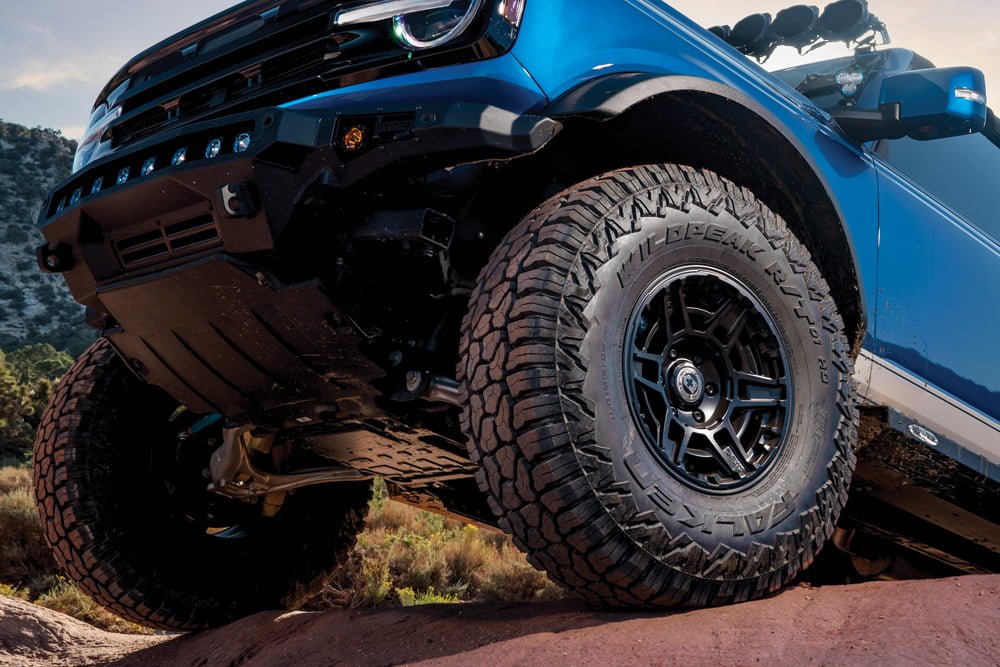 Falken Wildpeak RT montado en vehículo Bronco subiendo rocas