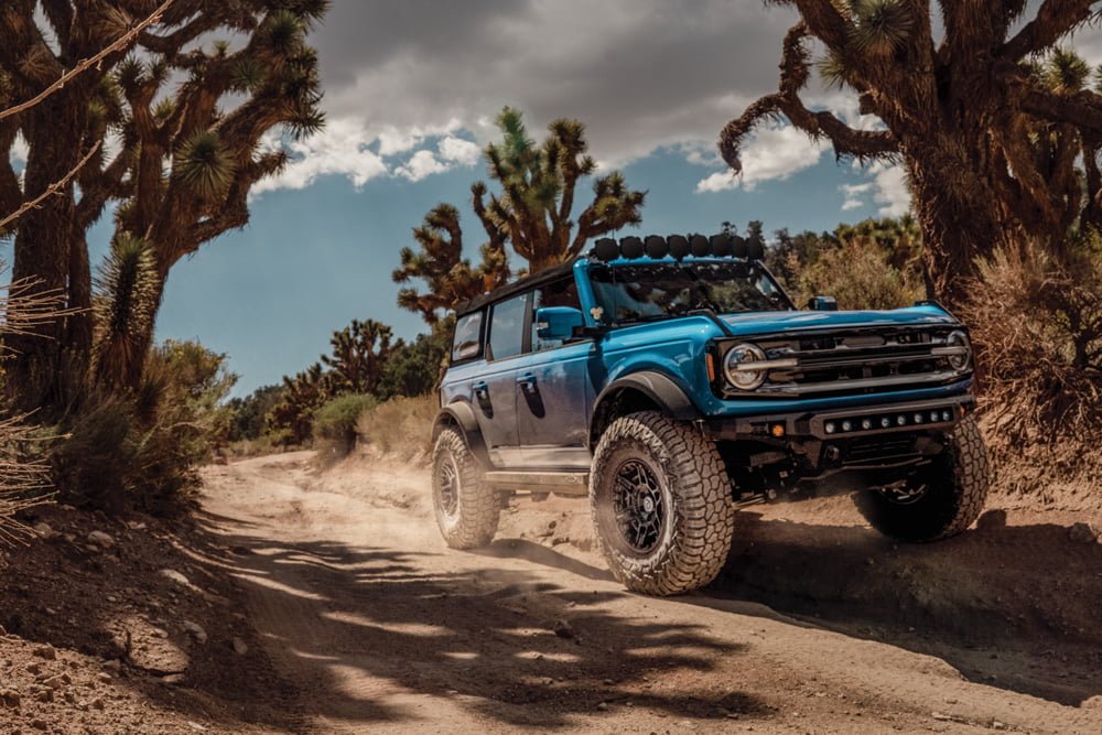 Bronco rodando en el desierto con neumáticos Falken Wildpeak RT 