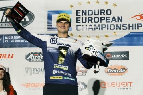 Premiación de Erik Willems, que ganó la Enduro European Championship 2022 con Dunlop Geomax EN91