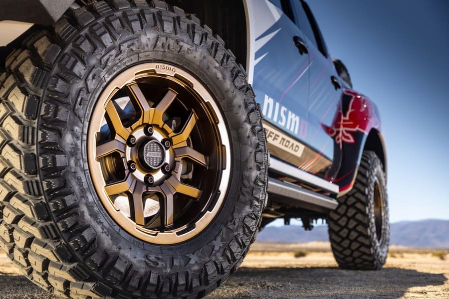 Vista de neumatico Maxxis RAZR en la concept pickup Nismo Frontier