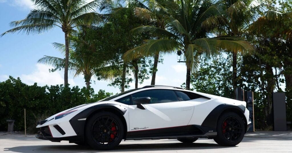 Lamborghini-Huracán-Sterrato-side-picture-and-Bridgestone-dueler-at-002-Tires