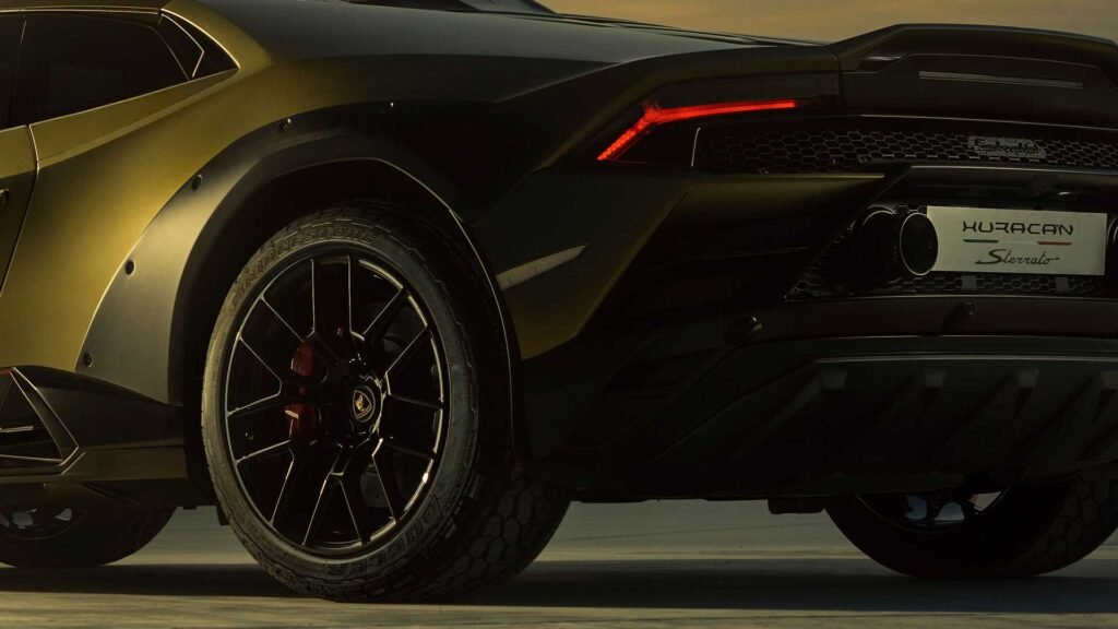 view-rear-lamborghini-huracan-sterrato-bridgestone-dueler-at-002