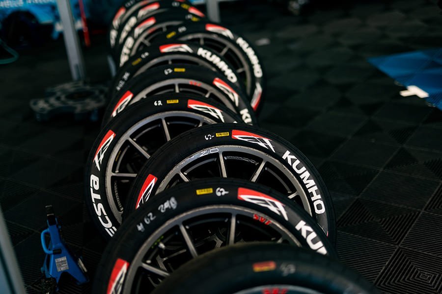 Kumho y los deportes, foto de neumáticos de Kumho Tire y TCR 