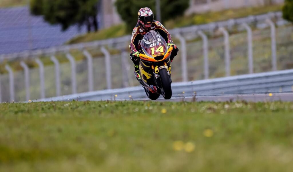 Vista de motocicleta rodando en una race track - Dunlop con nuevos neumáticos en Moto2™ y Moto3™