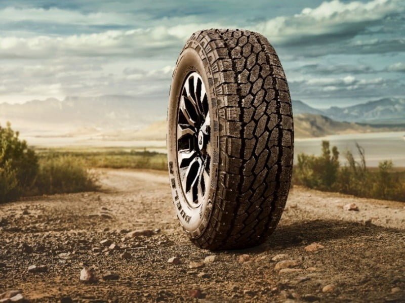 Vista de un neumático Bridgestone Dueler All-Terrain A/T002 fuera de carretera