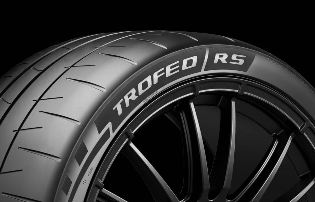 Vista de Pirelli P Zero Trofeo RS - Pagani muestra sus hipercoches