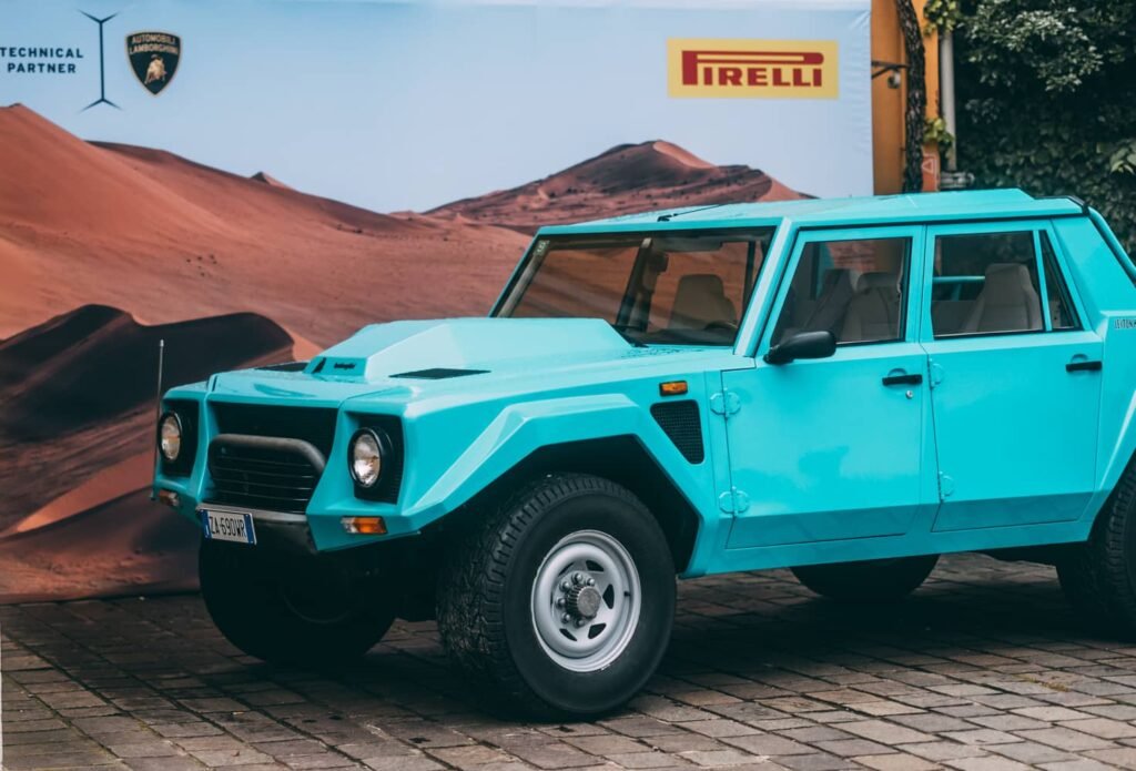 Vista de neumatico Pirelli Scorpion BK en un LM002 - Pirelli-Tires-on-a-Lamborghini-LM002