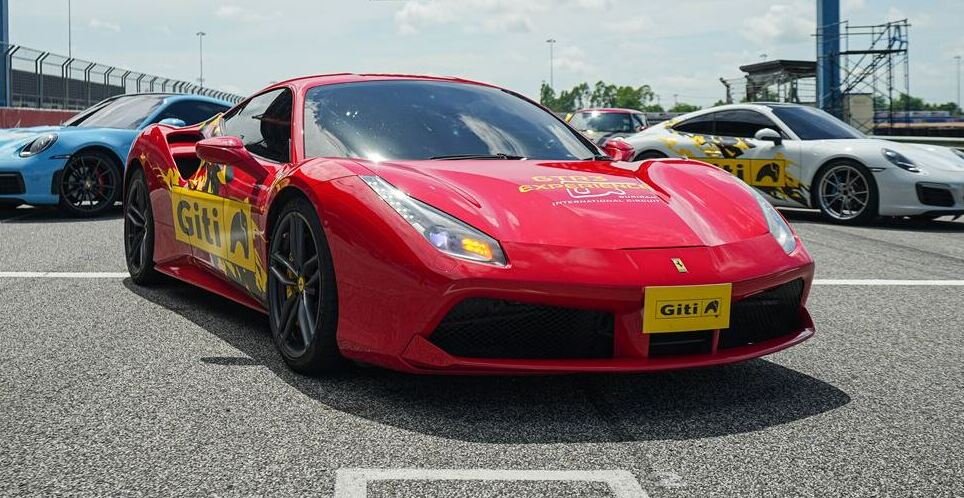 Vista de auto deportivo con neumaticos Giti GitiSport GTR3