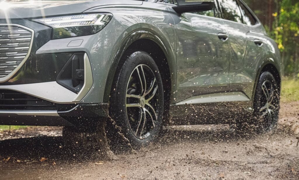 Vista de SUV con neumaticos Nokian Tyres - Nuevo simbolo Electric Fit para coches EV