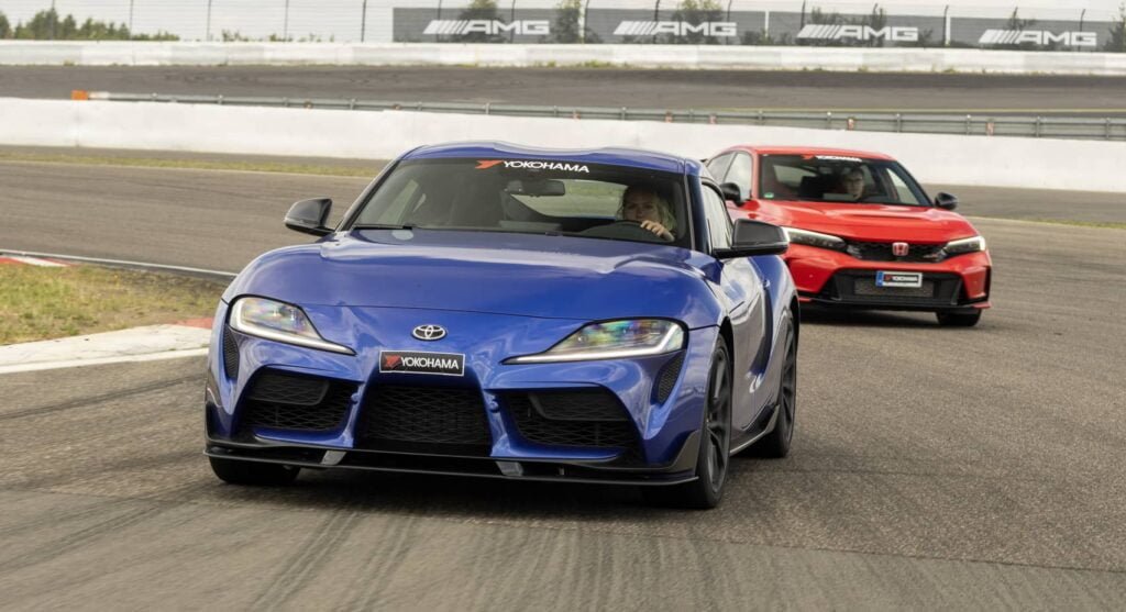 Coches con neumáticos Yokohama en pista de pruebas