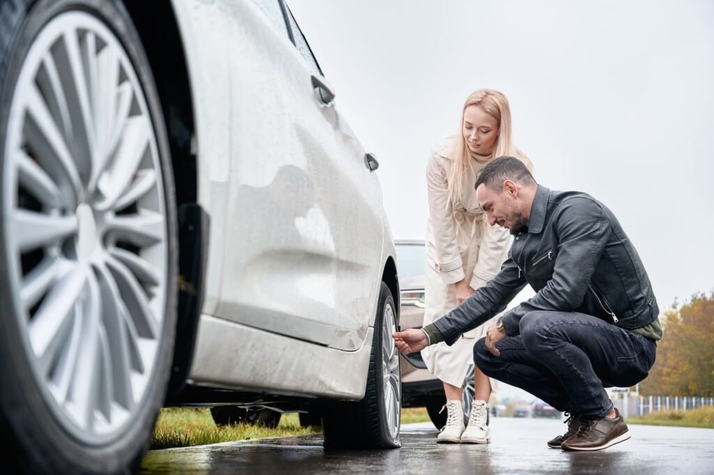 info util - vista de coche con neumatico pinchado - reparadores selladores de pinchazos de neumaticos