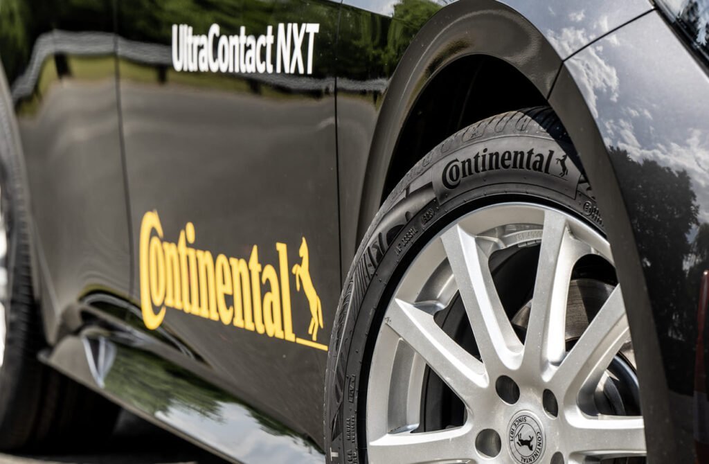 Vista del Continental UltraContact NXT montado en una auto