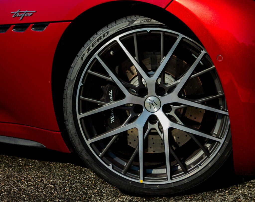 Vista del Pirelli P Zero en un Maserati GranTurismo - Pirelli equipa Maserati GranTurism con neumáticos P Zero y P Zero Elect