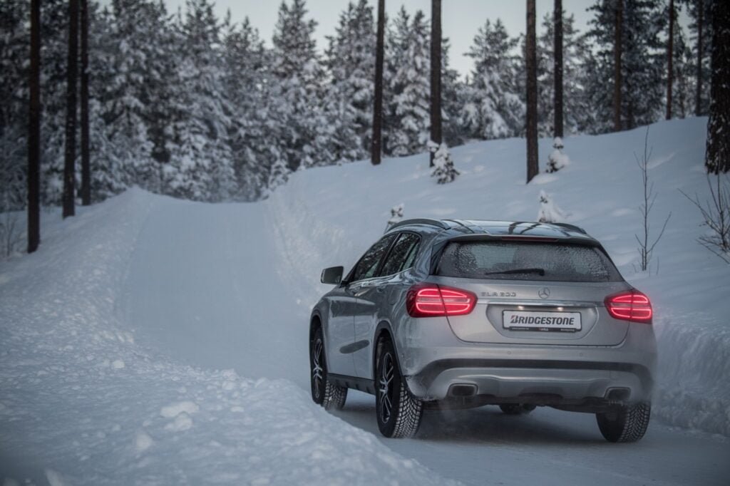 Bridgestone Blizzak LM005 premiado - Neumático montado en coche de prueba de Bridgestone