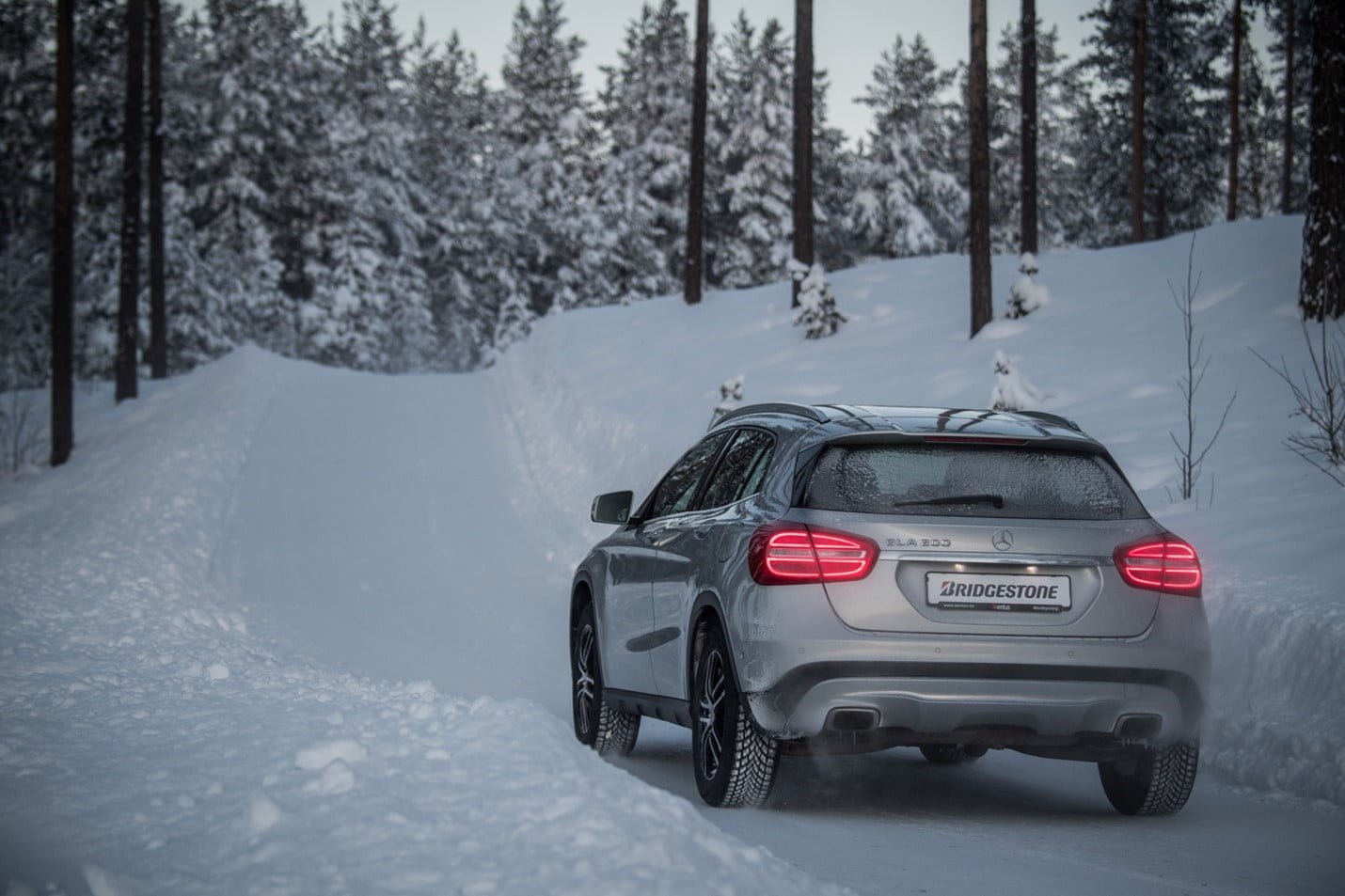 Bridgestone Blizzak LM005 premiado - Neumático montado en coche de prueba de Bridgestone