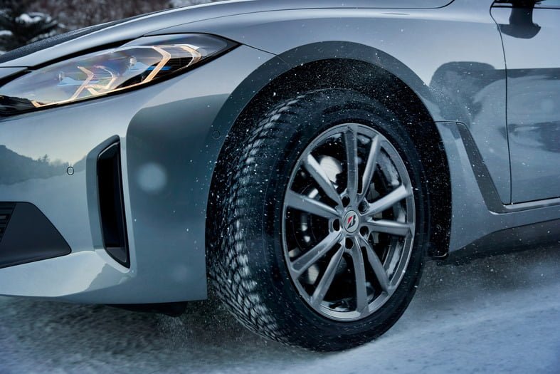 Neumaticos de invierno Bridgestone Blizzak 6 Enliten montados en un coche