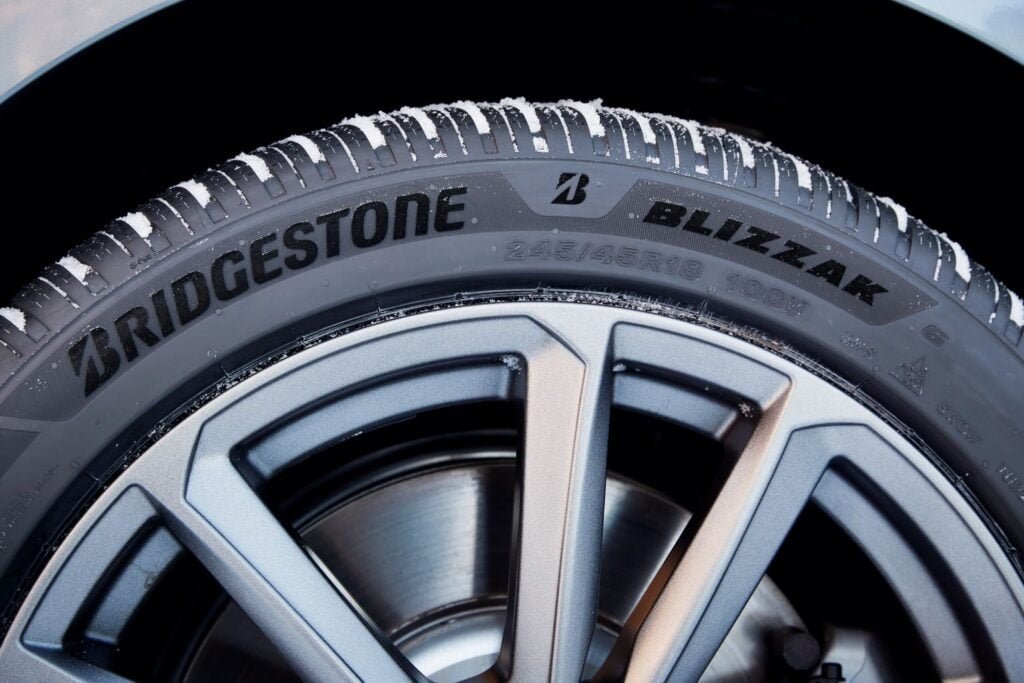 Neumático de invierno Bridgestone Blizzak 6 Enliten, una vista cercana