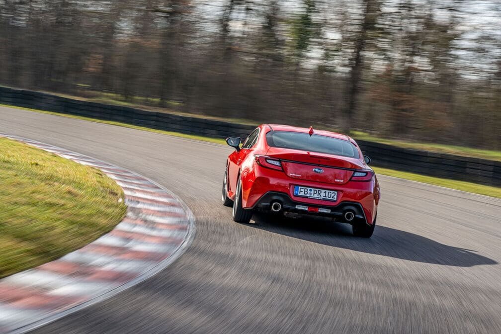 Vista de un Subaru en una pista | Subaru Corp.