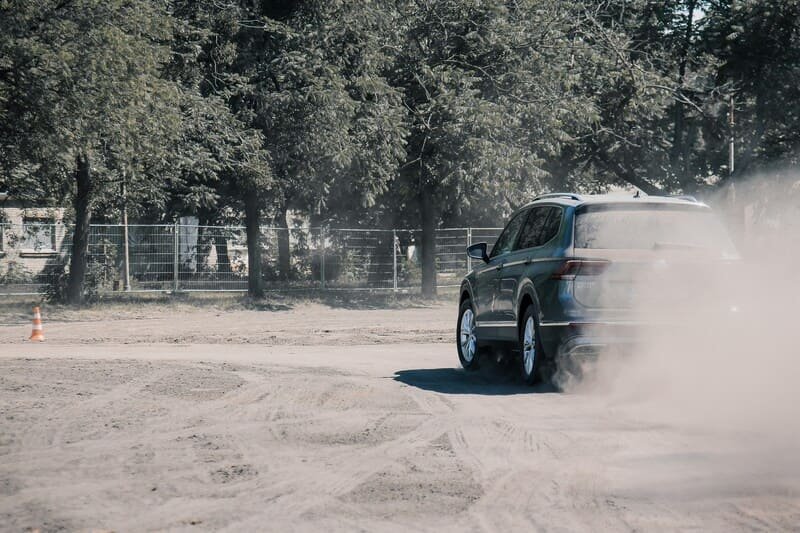 SUV en prueba de neumaticos en tierra