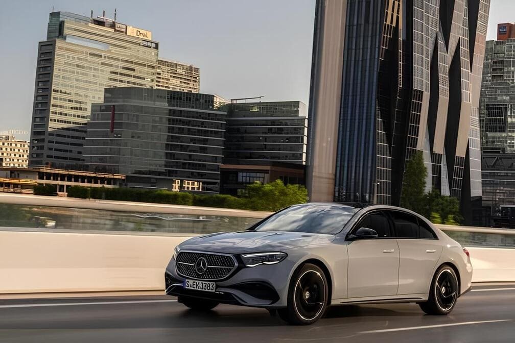 Vista de un Mercedes-Benz Class E en las afuera de la ciudad