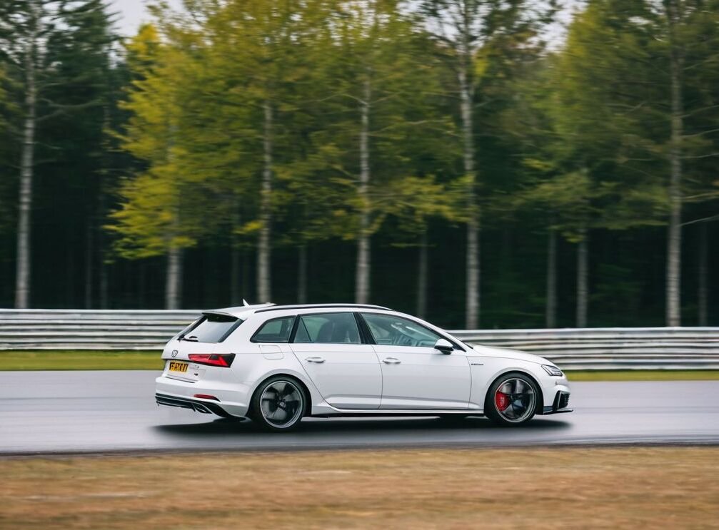 Audi A4 en pista de pruebas- Ariculo relacionado - Alvolante muestra los mejores neumaticos all-season 2024