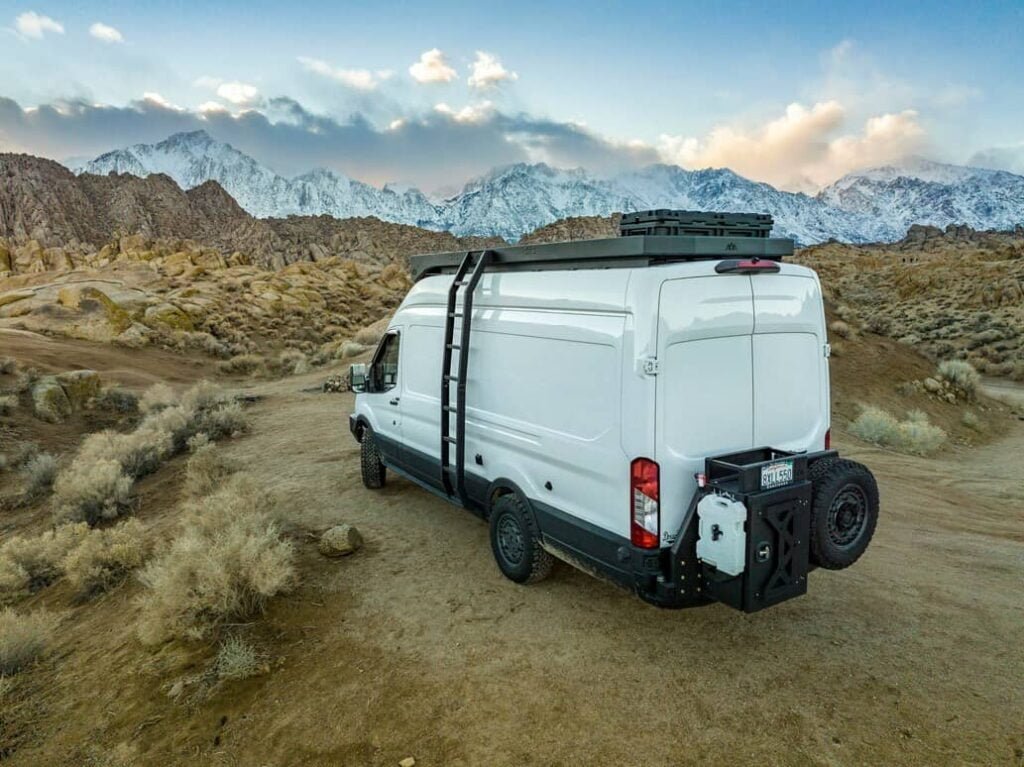 Vista trasera de autocaravana - camper - articulo relacionado: Los mejores neumaticos para autocaravanas 2024