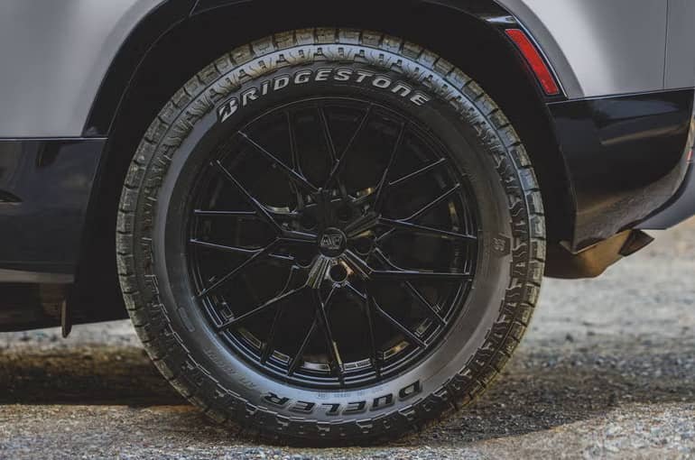 Vista de detalle de neumatico montado en un SUV todoterreno Bridgestone Duler AT Ascent