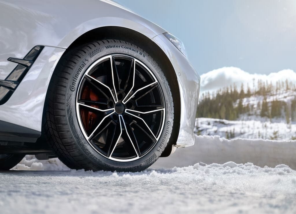 Nuevo neumatico Continental WinterContact 8 S montado en un auto