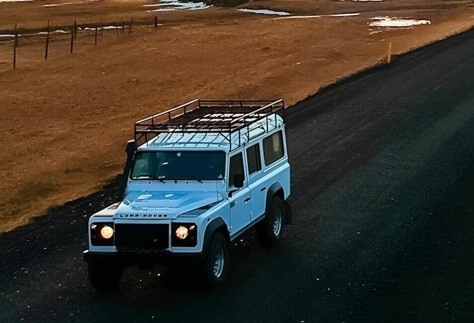 Vista de SUV 4x4 en carretera